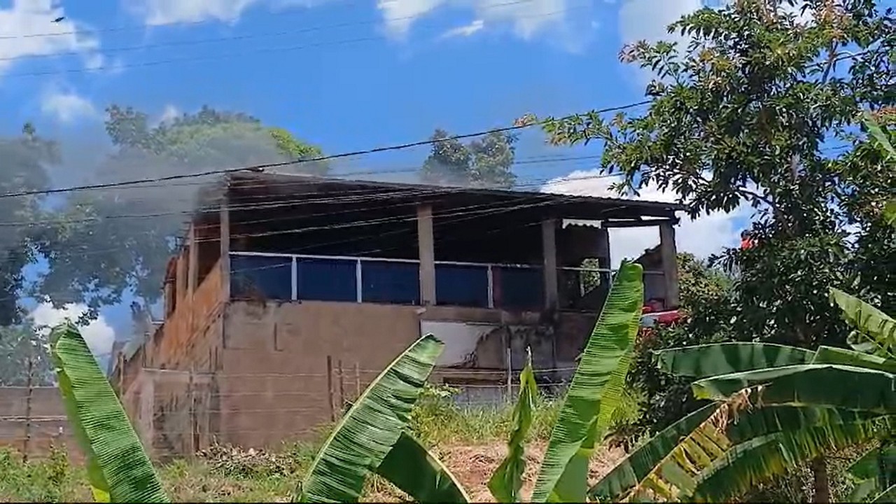 Vizinhos registraram a atuação dos militares dos bombeiros 