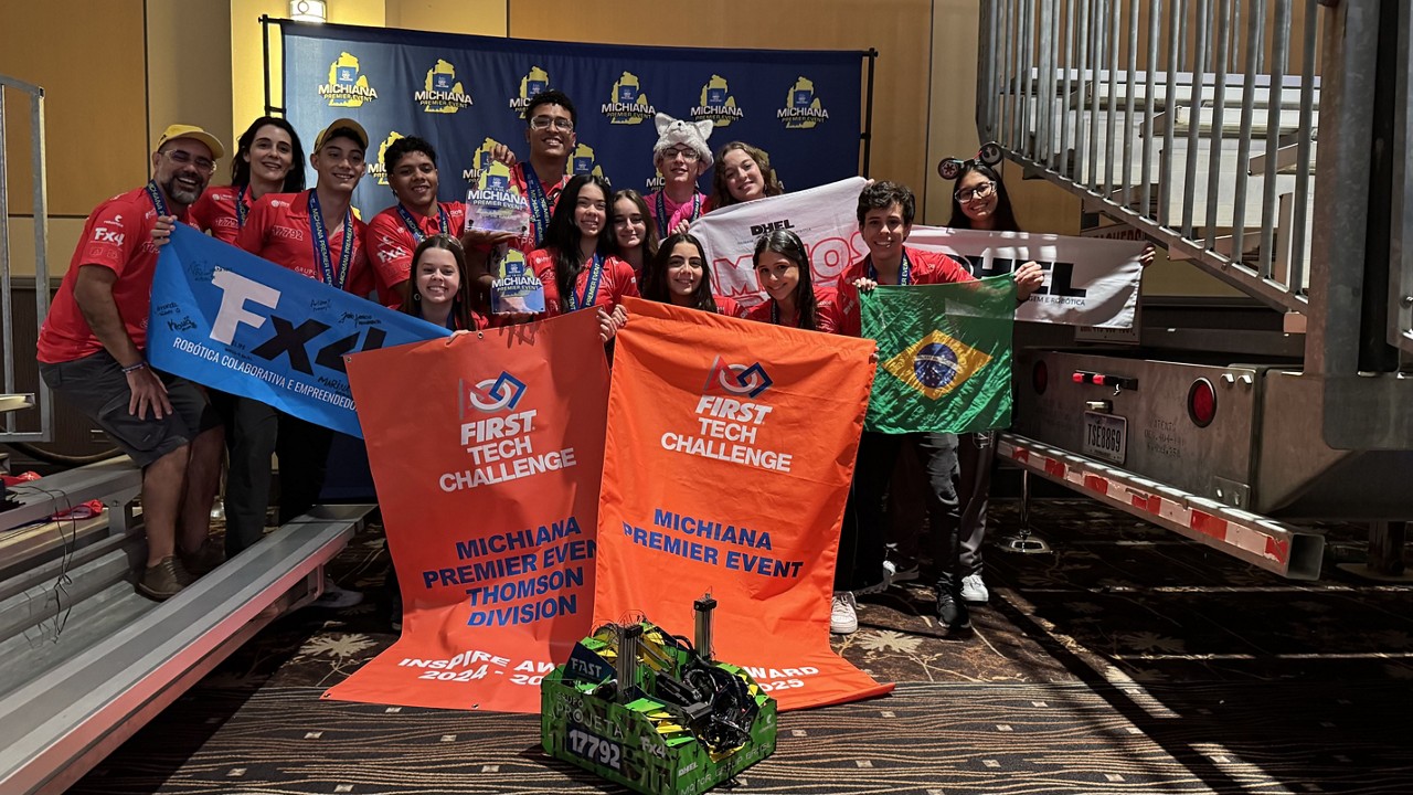 A equipe Amigos Droids, formada por 14 adolescentes, ganhou o primeiro lugar no Inspire Award, principal premiação do torneio internacional de robótica Michiana Premier. 