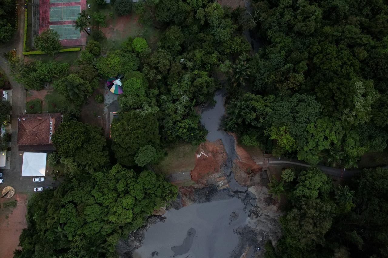Represa de água no Parque Municipal Fazenda Lagoa do Nado  se rompeu durante forte chuva 