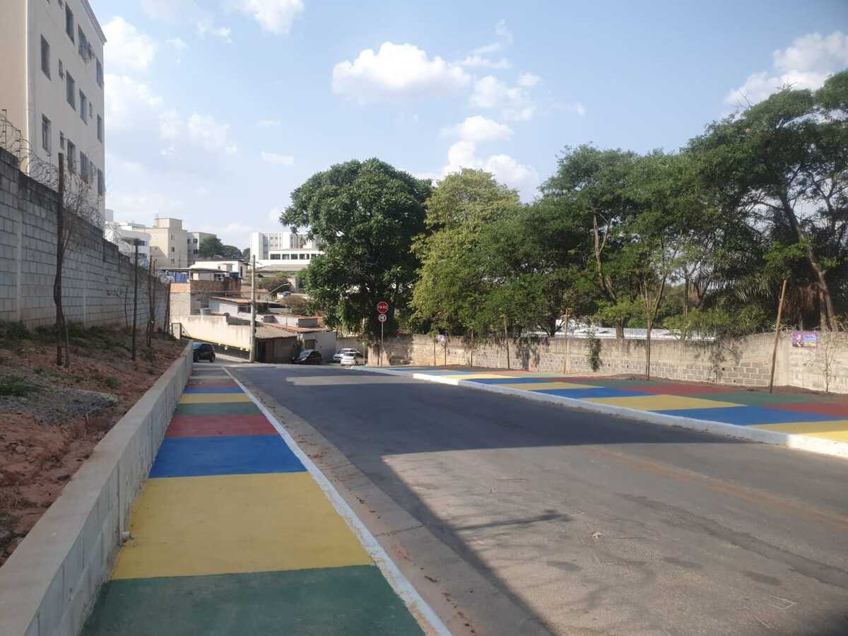 Rua Santo Antônio, no bairro São João Batista, em BH, ganhou pintura no passeio