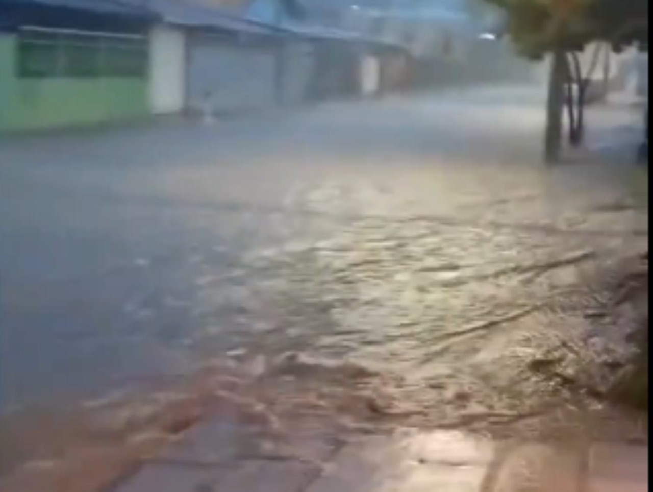 Ruas do Tirol, no Barreiro, viraram 'rio' durante temporal