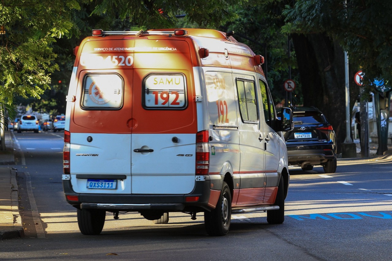A vítima foi encontrada na rua, se queixando de dor. O SAMU foi acionado e o home foi conduzido ao Hospital João XXIII