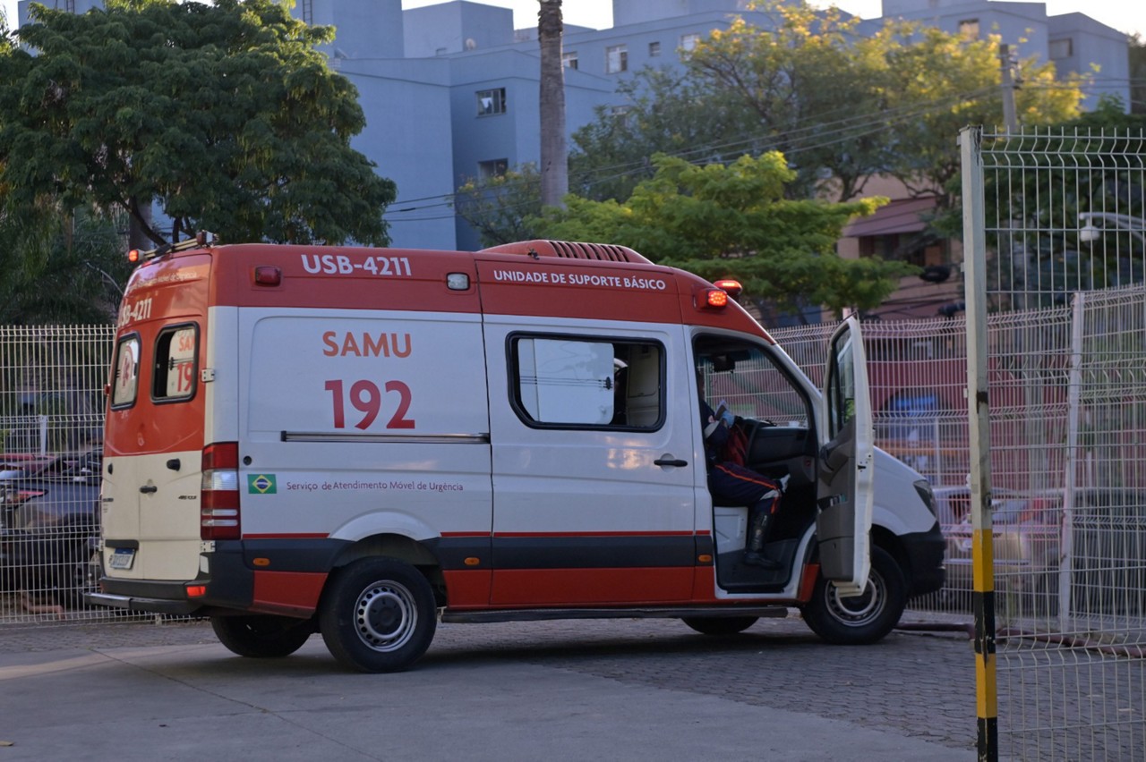 Uma ambulância do Samu fazia o socorro a uma vítima quando se envolveu em acidente 