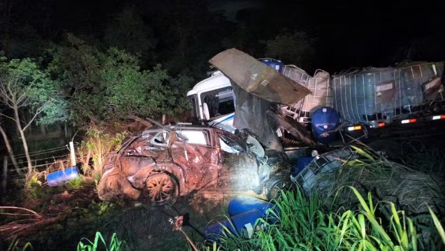 A primeira dama da cidade de Santa Juliana, no Triângulo Mineiro, morreu ao colidir o carro que conduzia a um caminhão na Rodovia LMG 798