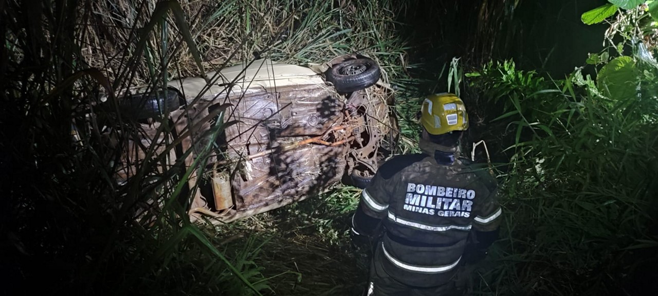 Carro foi encontrado capotado às margens da BR-499