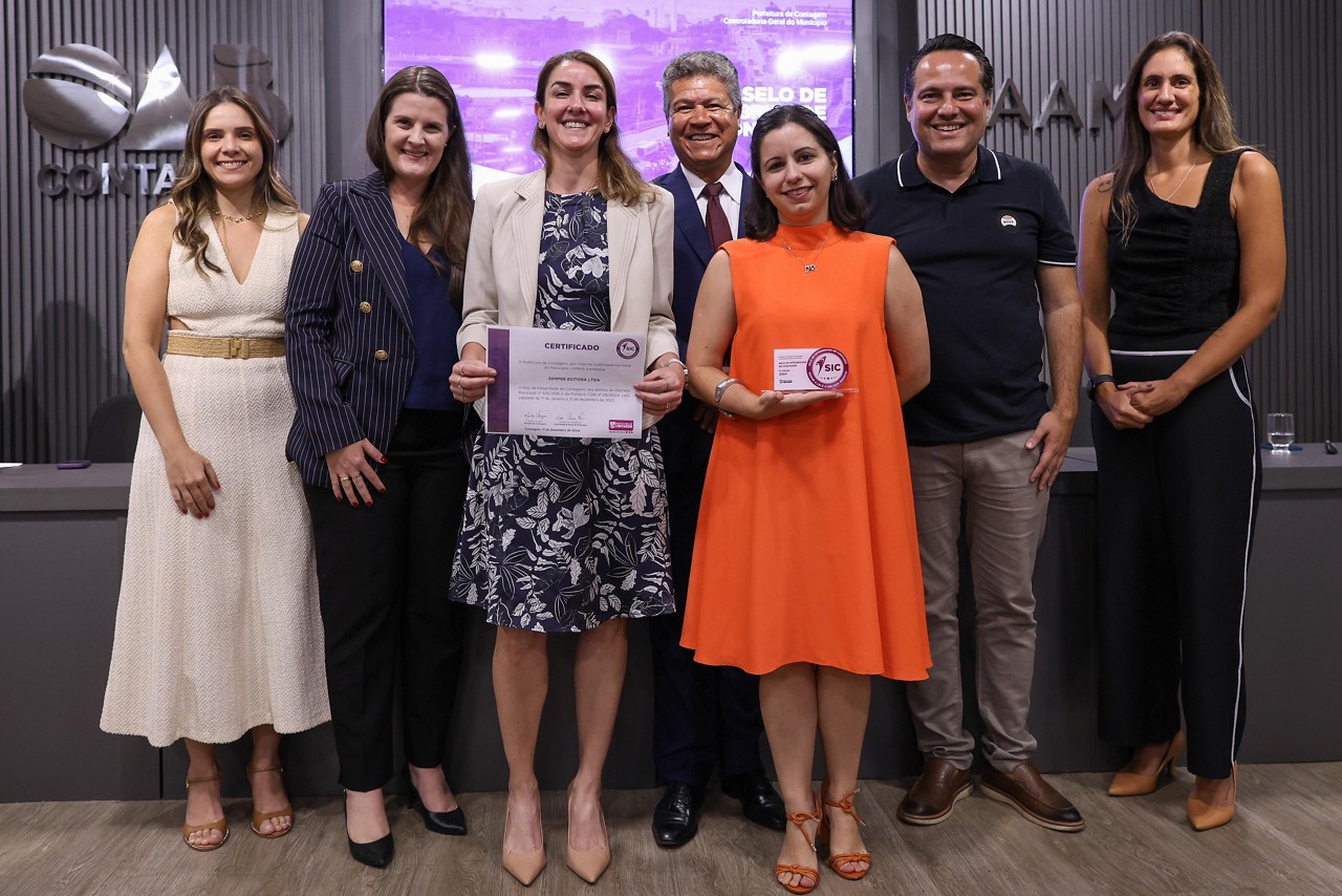 Na foto estão: Sarah Campos, procuradora-geral de Contagem; Maraisa Santini, coordenadora da comissão de compliance da OAB Contagem; Aline Rabelo de Azevedo, gerente de governança, riscos e compliance do Grupo SADA; Rogério Lisboa, presidente da OAB Contagem; Marina Medioli, vice-presidente do Grupo SADA; Ricardo Faria, vice-prefeito de Contagem e Nicolle Bleme, controladora-geral de Contagem