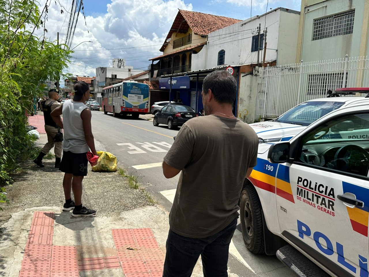 Ônibus teria parado na rua Quintino Bocaiuva, no bairro Nacional, após bater em três veículos 