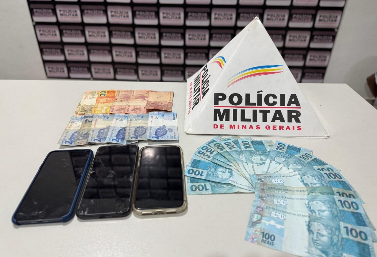 Com os quatro presos, PM apreendeu celulares e R$ 1.400 em dinheiro