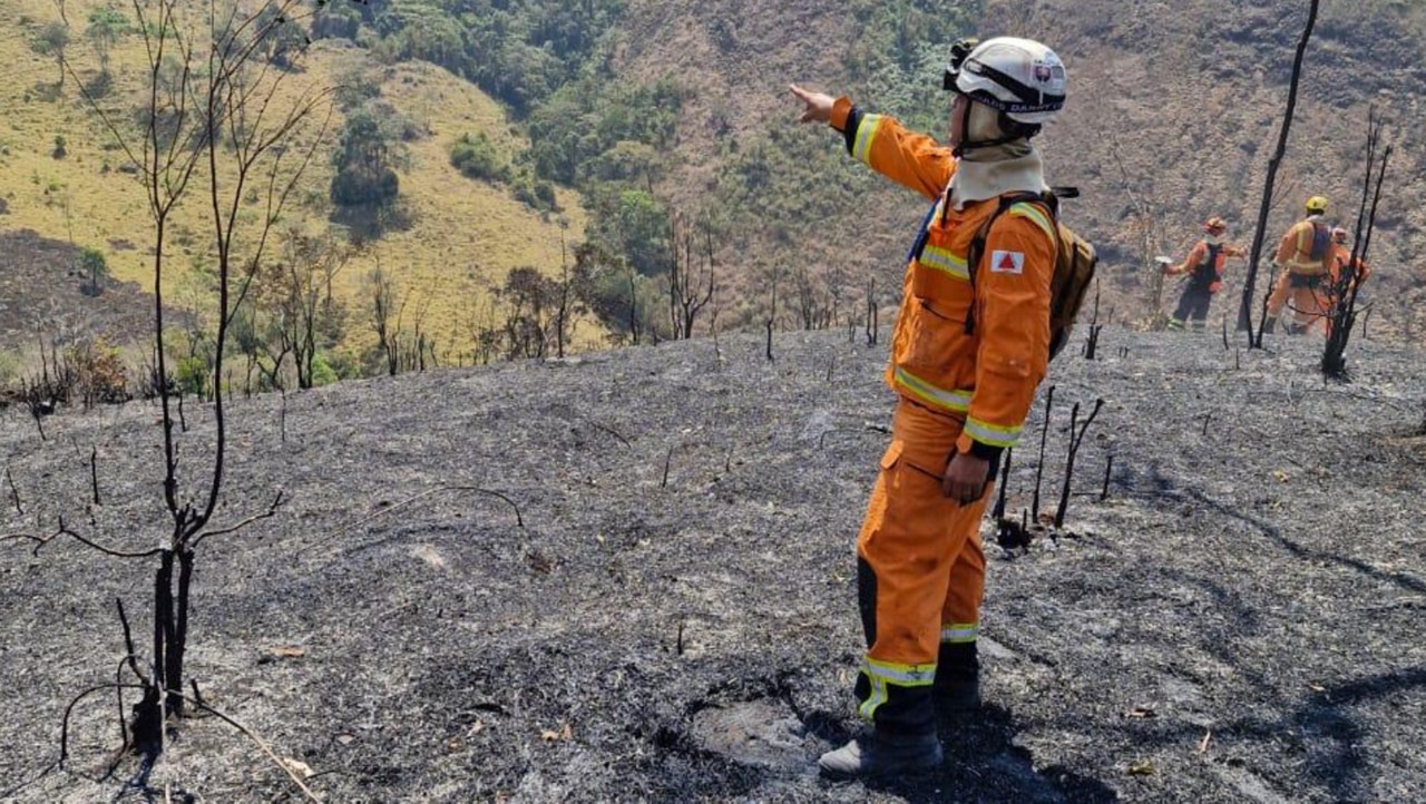 Corpo de Bombeiros entra no quinto dia de operação contra focos de incêndios na Serra do Brigadeiro, na Zona da Mata