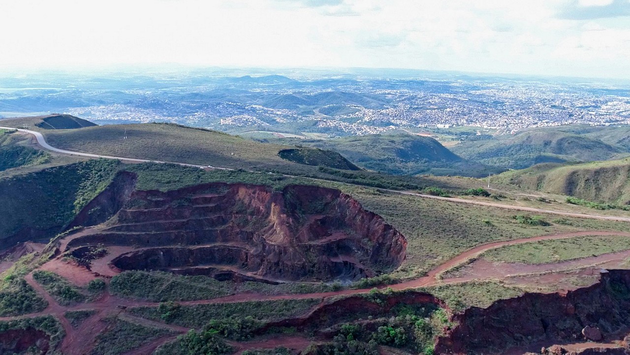 Foto mostra vestígios da mineração na serra do Rola Moça