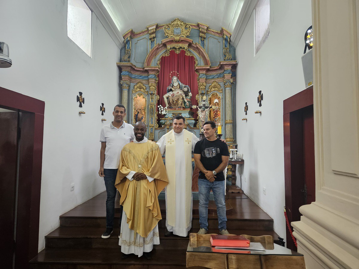 Novidade foi anunciada neste sábado; na foto,  prefeito de Caeté, Alberto Pires, Pe. Samuel, Pe. Wagner e vice-prefeito de Caeté, Dimerson Porto
