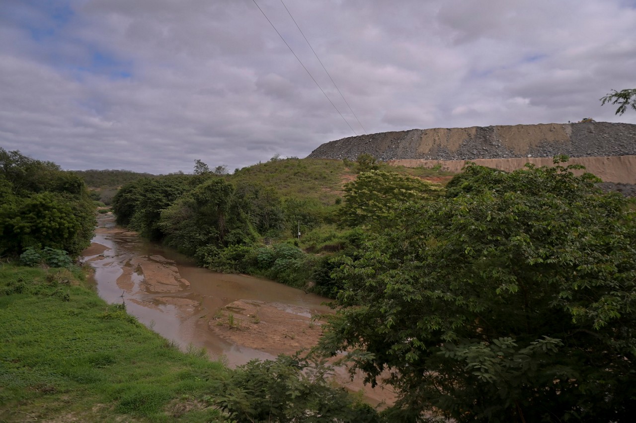 Em alguns pontos, ribeirão Piauí está localizado a poucos metros da operação da Sigma Lithium