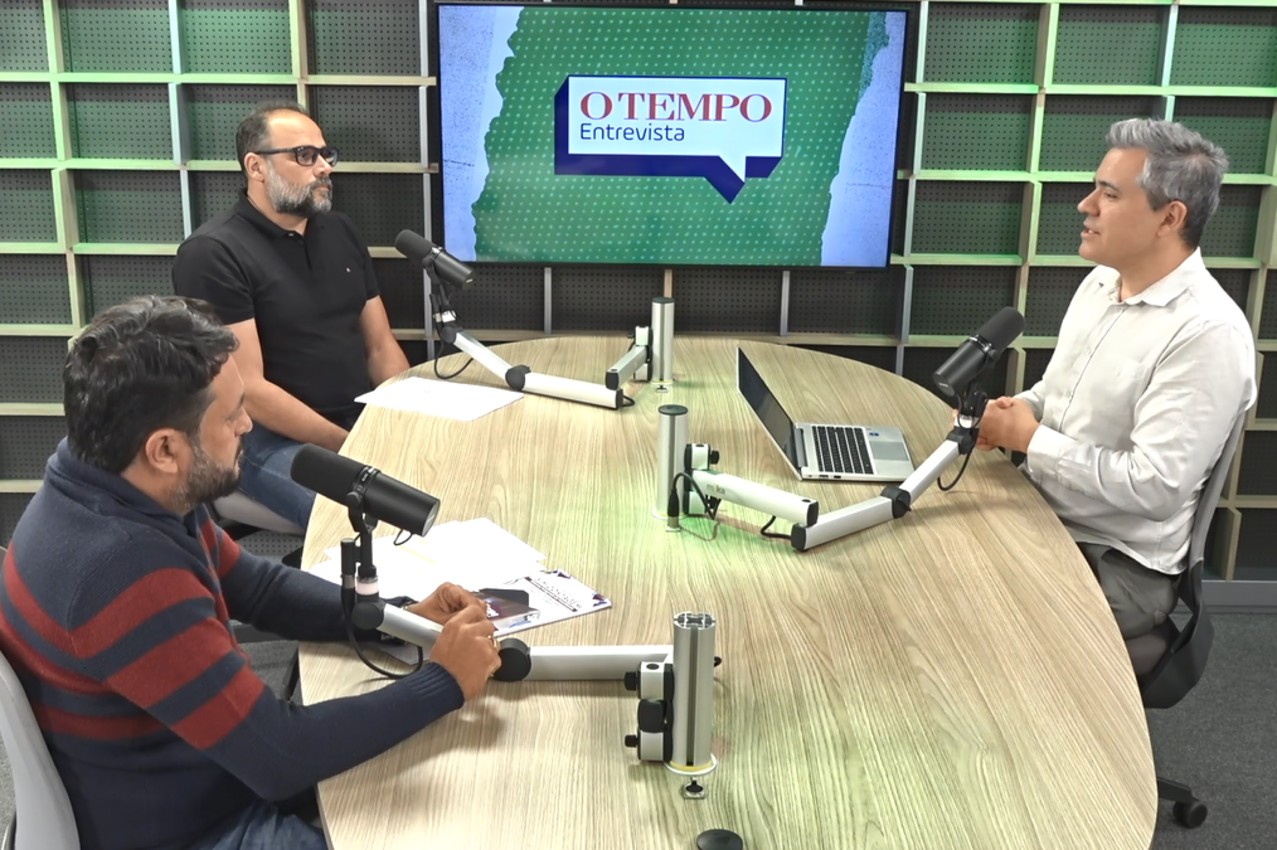 O subsecretário de Obras, João Gustavo Lacerda, e presidente da Transcon, Rodrigo Tomaz com o jornalista Léo Mendes