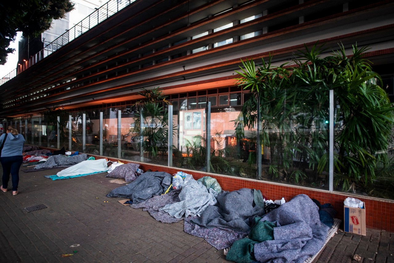 Muitas dessas pessoas que vivem pelas ruas preferem não dormir nos albergues da capital, pois temem pegar doenças nos abrigos