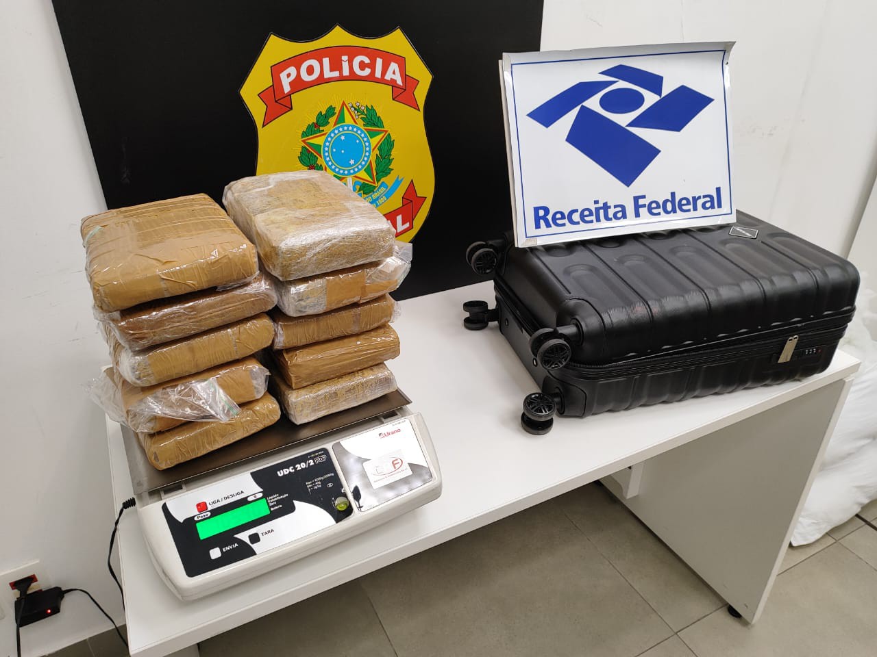 Agentes identificaram a substância entorpecente acondicionada em pacotes ocultos na mala