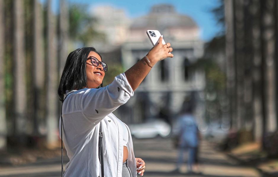 Lorena Chaves, de 28 anos, se considera dependente do celular