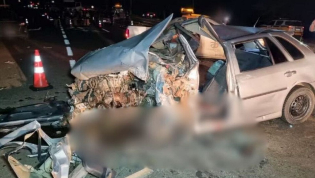 O carro ficou destruído com o impacto da batida