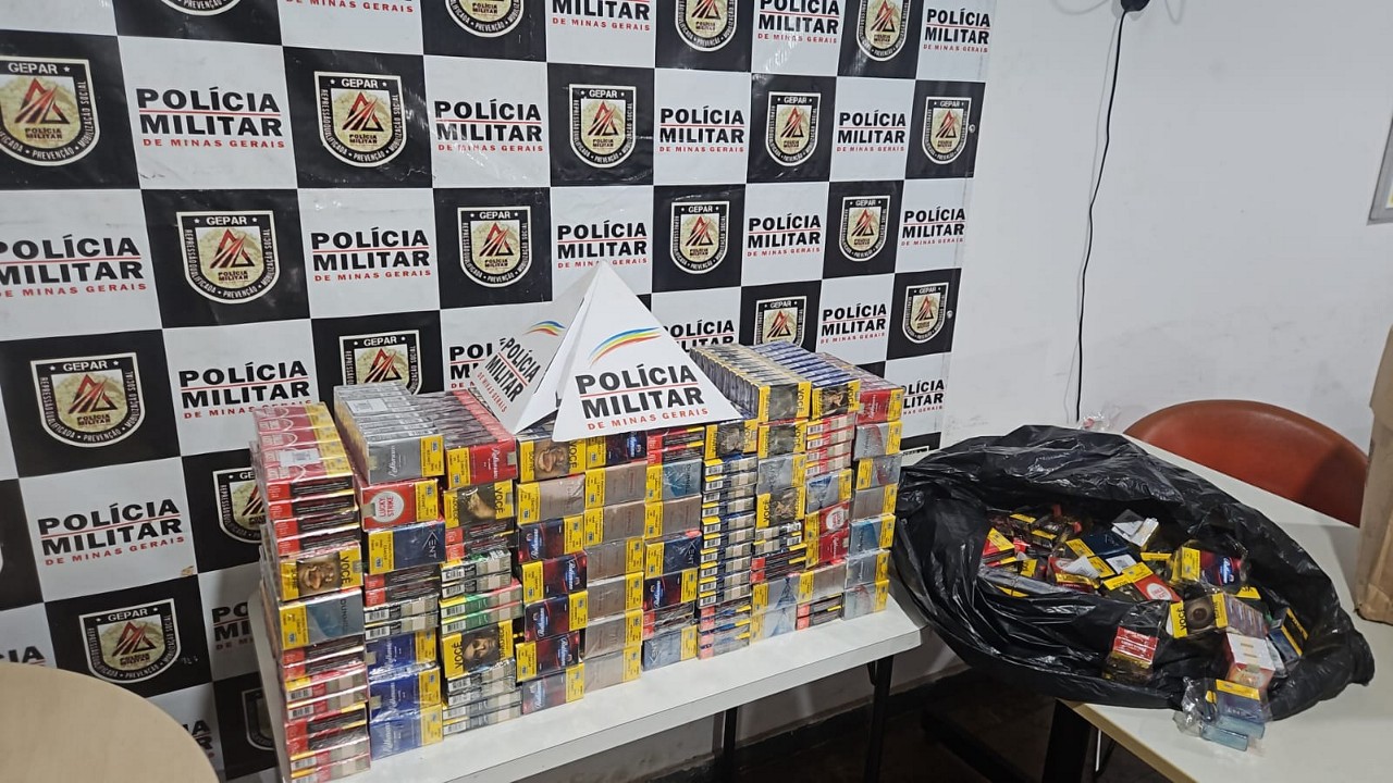 Militares localizaram diversos maços de cigarros armazenados em sacos plásticos, além de três aparelhos celulares