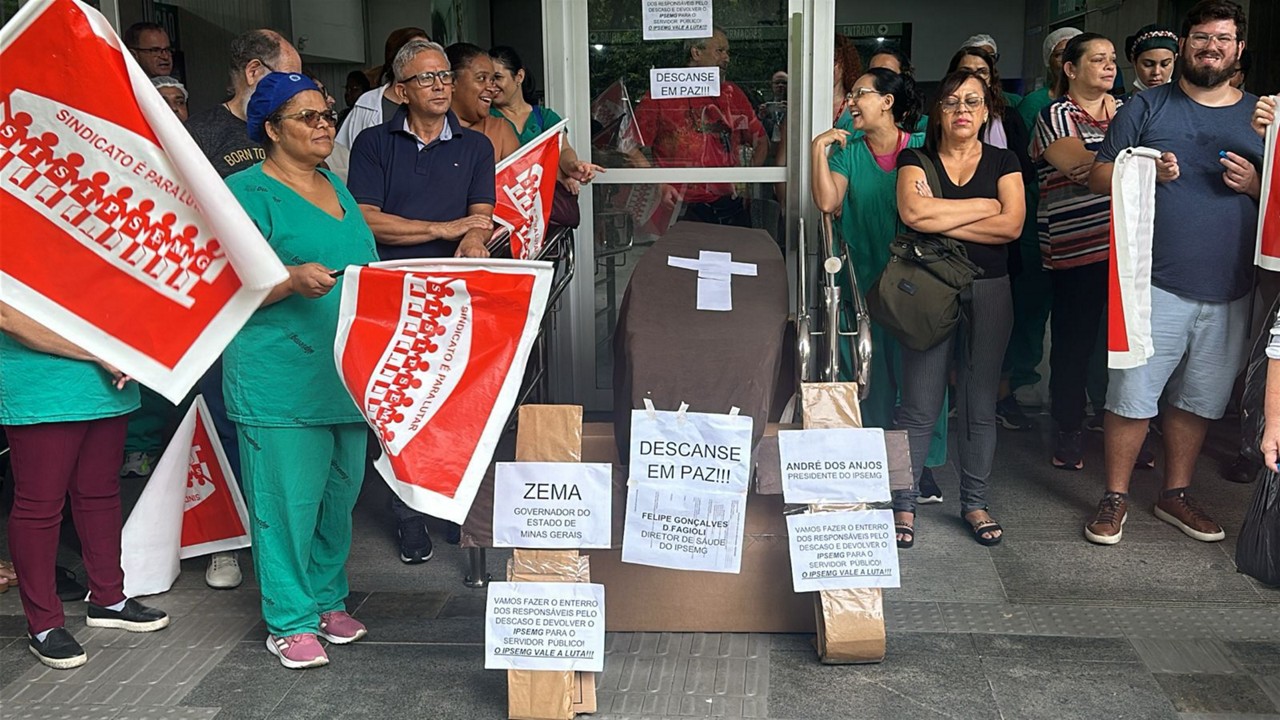 Protesto ocorreu em frente ao hospital que atende aos servidores do governo de Minas Gerais