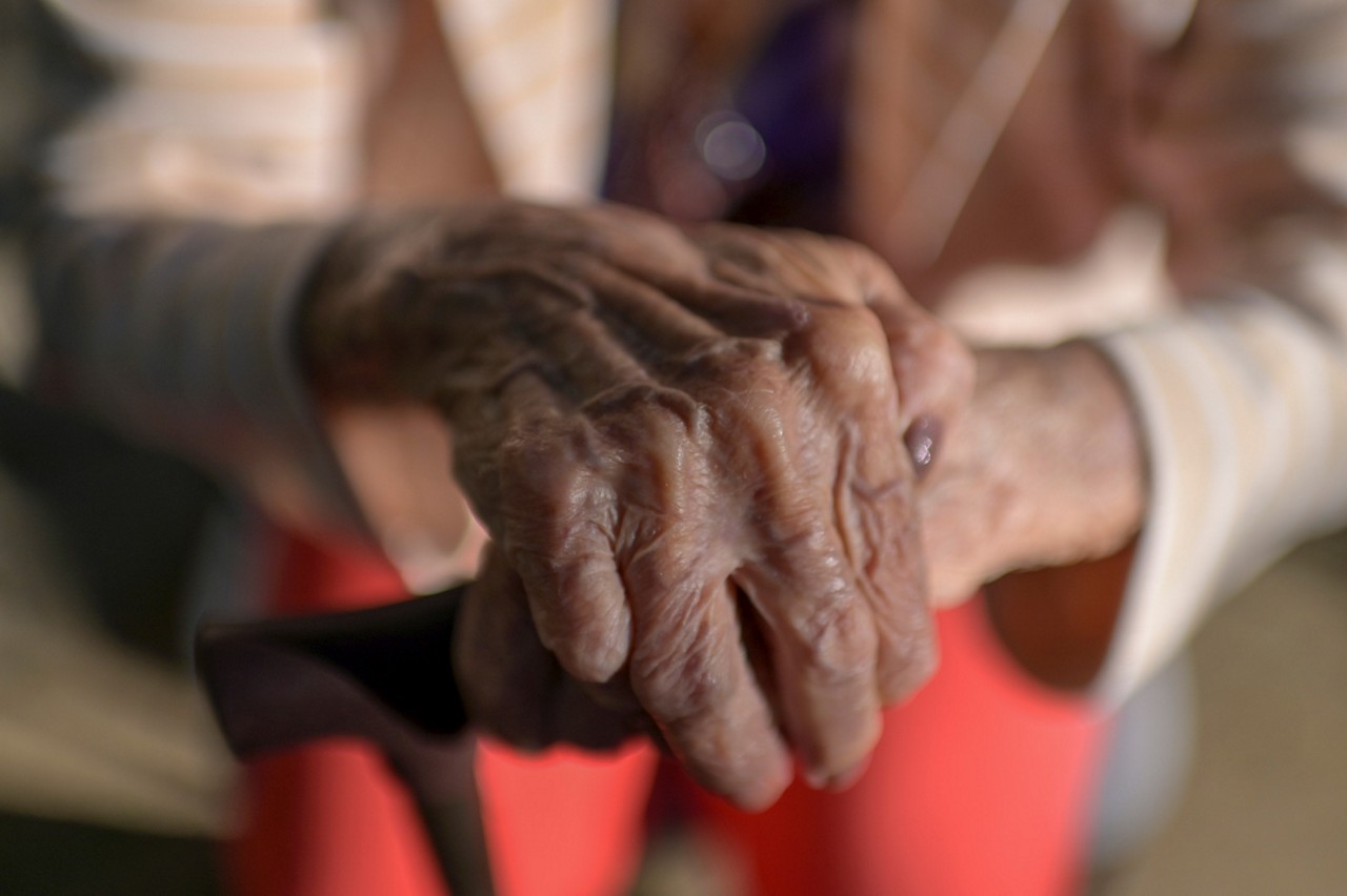 Número de idosos que recebem alta hospitalar, mas ainda exigem cuidados de saúde, extrapola a capacidade da rede de assistência social