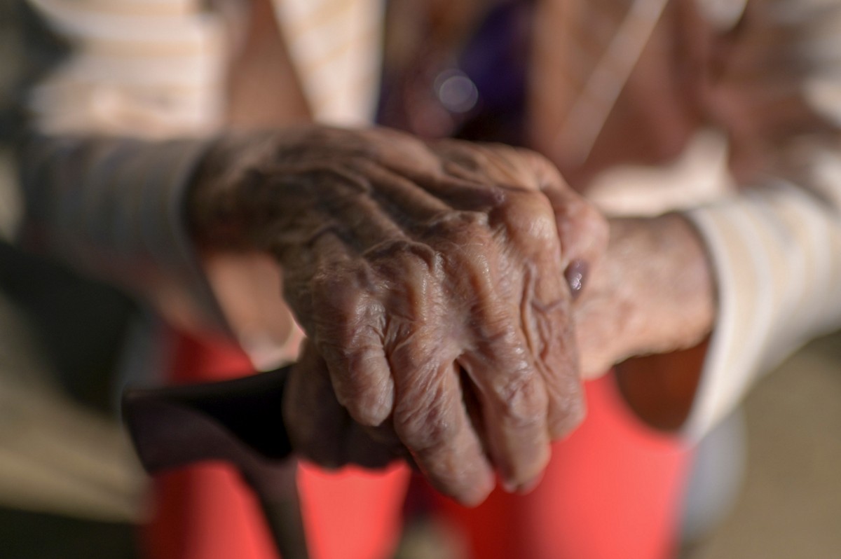 Mãos de pessoa idosa
