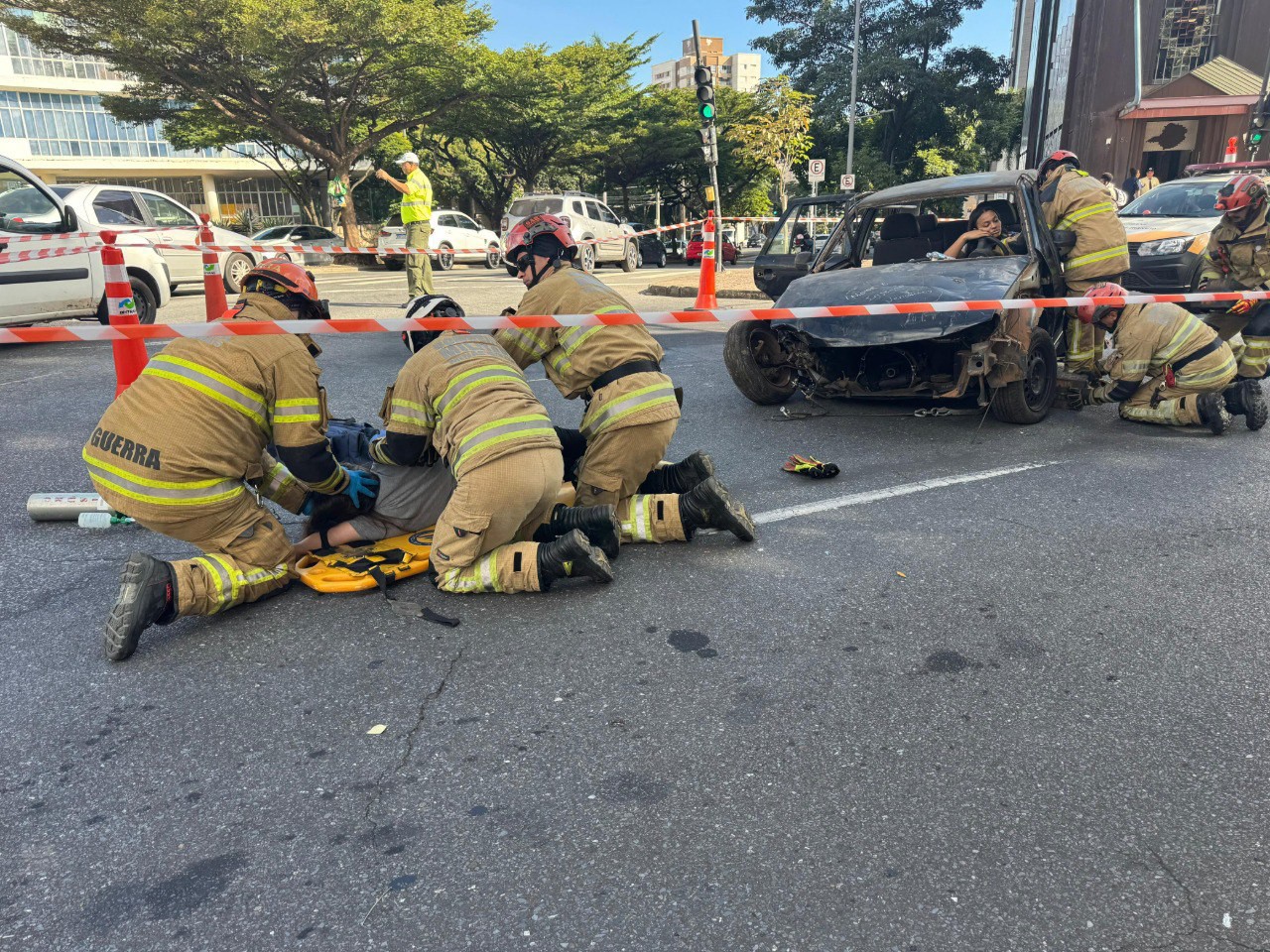 Corpo de Bombeiros faz simulação de atendimento a vítima de acidente como parte do Maio Amarelo
