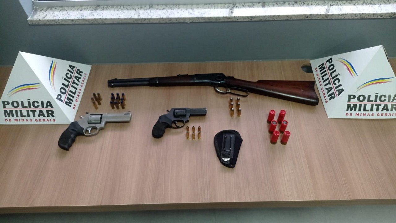 Três armas e munições foram apreendidas na casa do suspeito