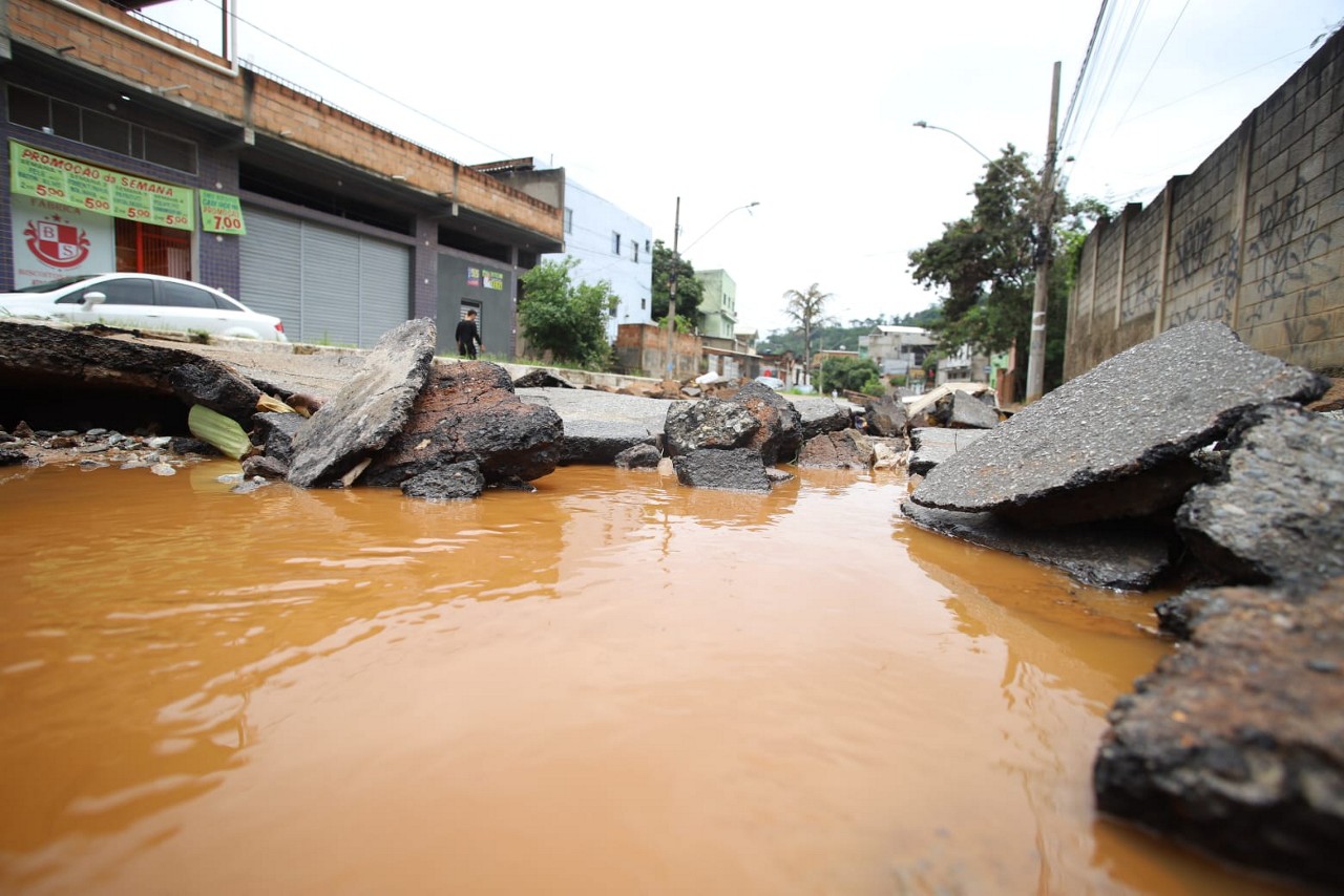 Avenida Cardoso de Menezes destruída após chuva de ontem em Sabará. Força da água 'levantou' o asfalto.