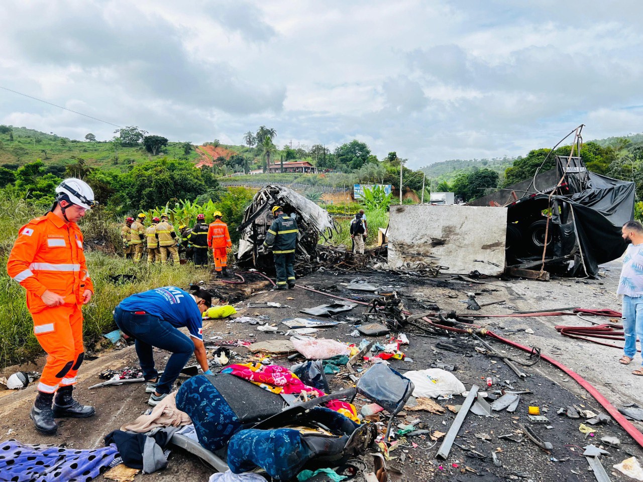 Acidente com ônibus, carreta e carro deixou 39 mortes em 21 de dezembro