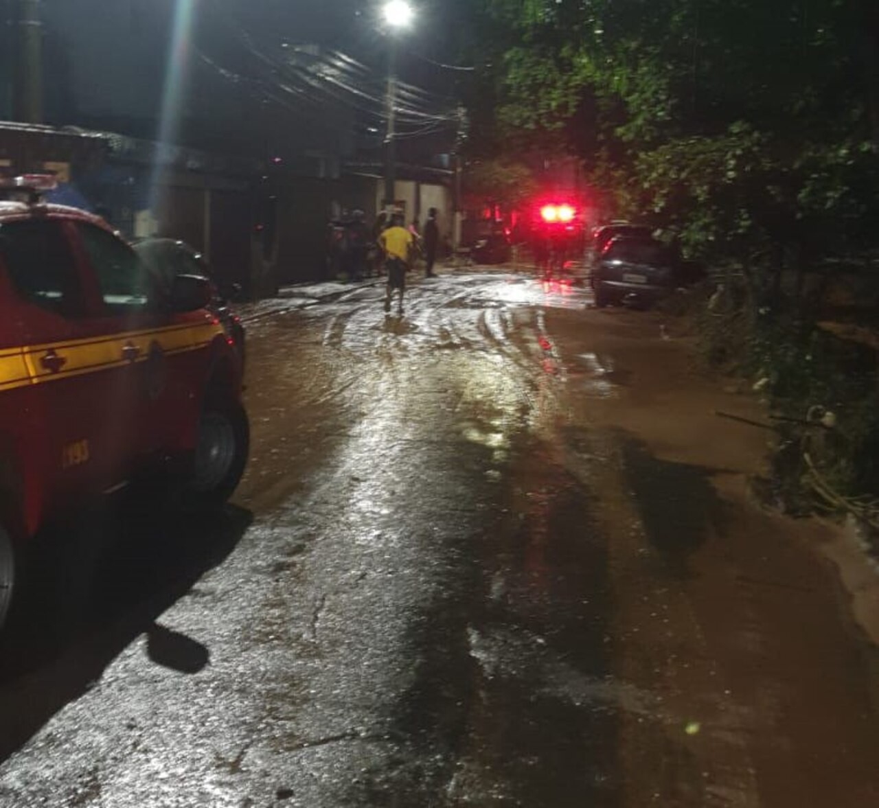 Forte temporal atingiu a cidade de Timóteo, no Vale do Aço, na madrugada de domingo (27)