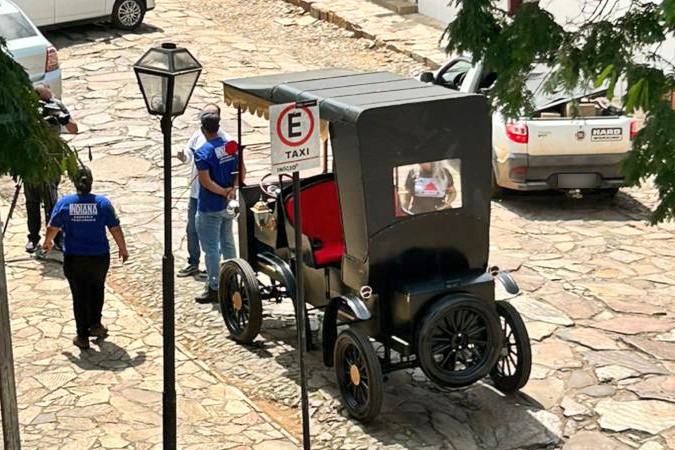 Tiradentes inicia substituição de charretes a cavalo por charretes elétricas 