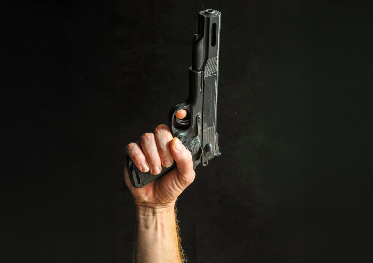 Imagem ilustrativa de uma arma apontada para cima
