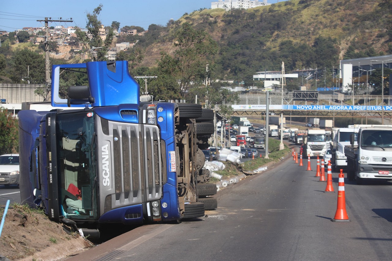 O acidente ocorreu na altura do bairro Engenho Nogueira, na região da Pampulha