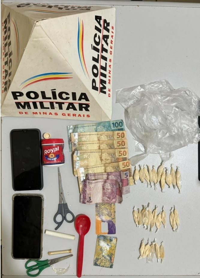 Os dois foram detidos por tráfico de drogas e contravenção contra a fauna. Além das drogas, no imóvel do casal existia um papagaio sem licença