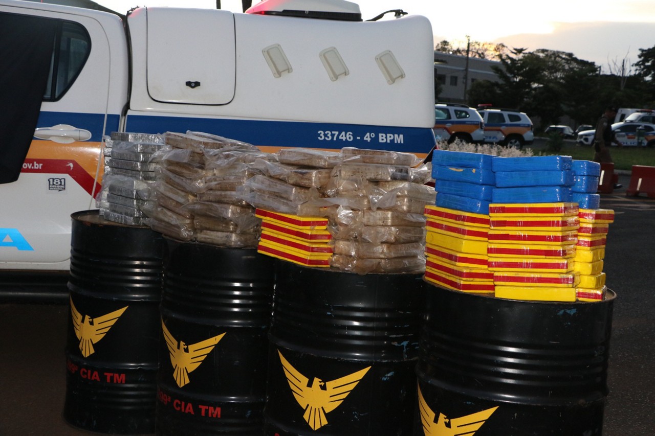 Foram encontrados 144 tabletes de drogas embaixo da cama do motorista