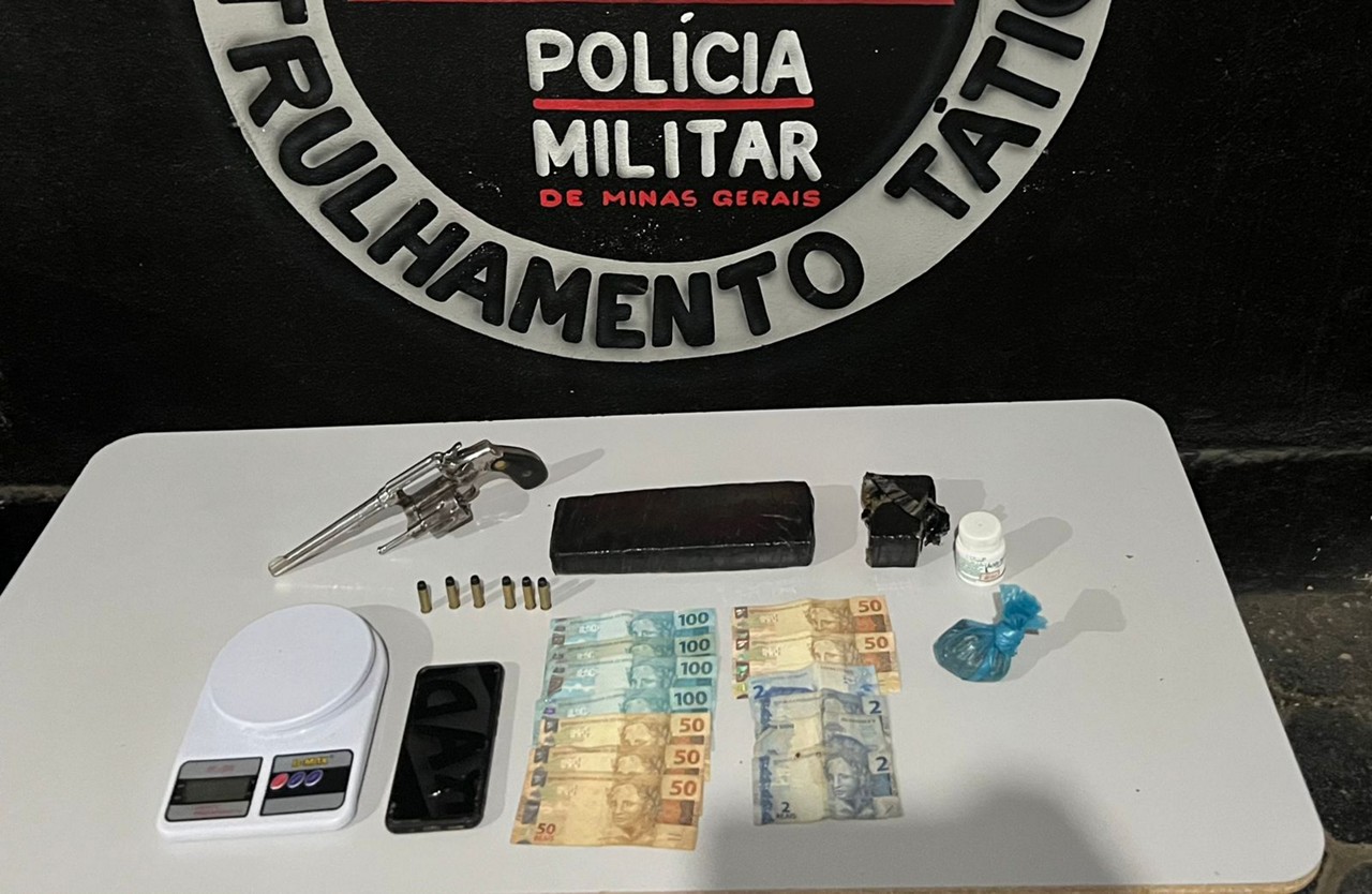 Drogas e uma arma foram apreendidas no local