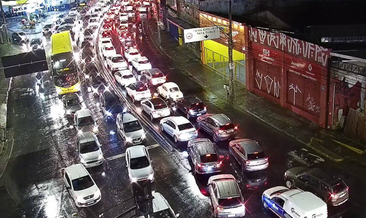 BH tem trânsito intenso na avenida Dom Pedro II após forte chuva nesta terça-feira 
