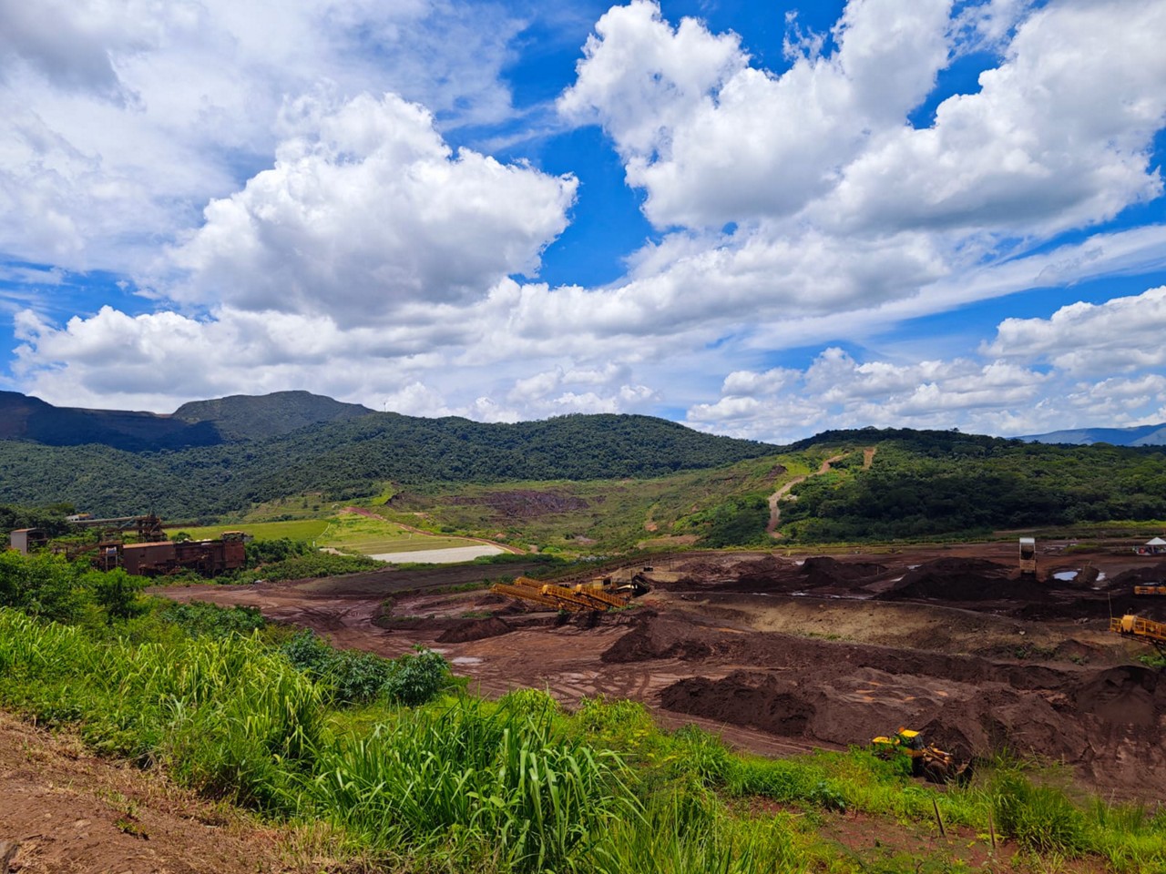 Trabalho de remoção de lama ainda é feito na região onde ocorreu o rompimento da barragem da Vale em Brumadinho