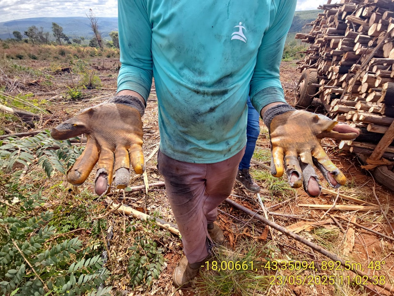 Foto mostra condições de trabalho flagradas pela fiscalização no local