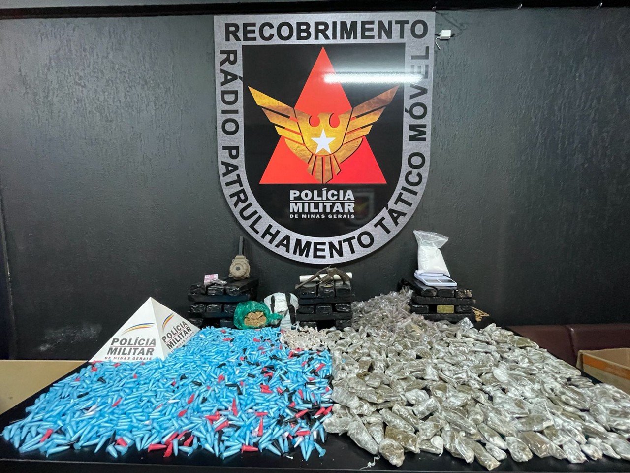 O casal integrava uma organização criminosa, que atua no aglomerado Morro do Papagaio