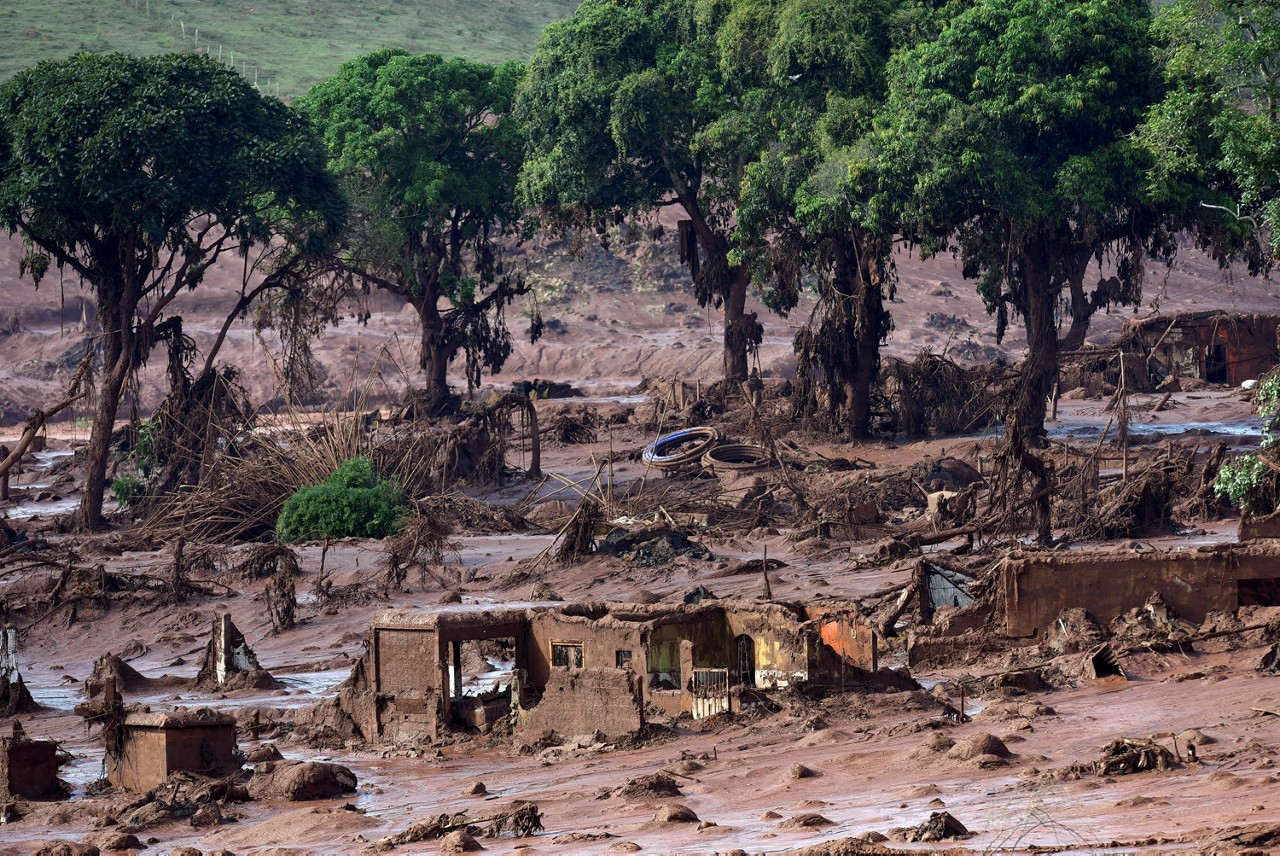Vista de casas destruídas após o rompimento de uma barragem no vilarejo de Bento Rodrigues, em Mariana, estado de Minas Gerais, Brasil, em 6 de novembro de 2015. Uma barragem se rompeu em um depósito de resíduos de mineração, liberando um dilúvio de lama tóxica vermelha e espessa que sufocou um vilarejo e matou pelo menos 17 pessoas. A empresa de mineração Samarco, que opera o local, é propriedade conjunta de duas gigantes da mineração, a Vale do Brasil e a BHP Billiton.