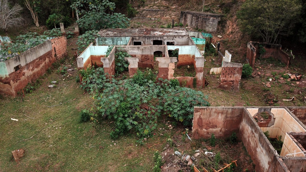 Os rastros do rompimento da barragem de Fundão, no distrito de Bento Rodrigues, em Mariana, em novembro de 2015