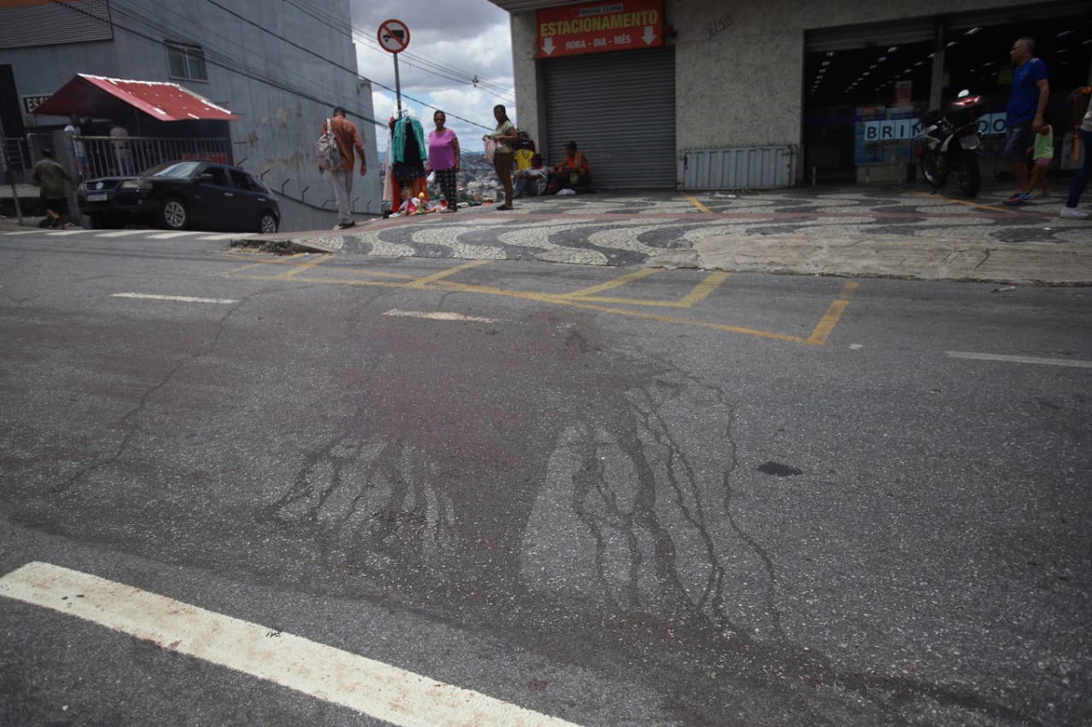 Dezesseis cápsulas de calibre 9 mm foram identificadas no local do crime, na movimentada avenida de BH