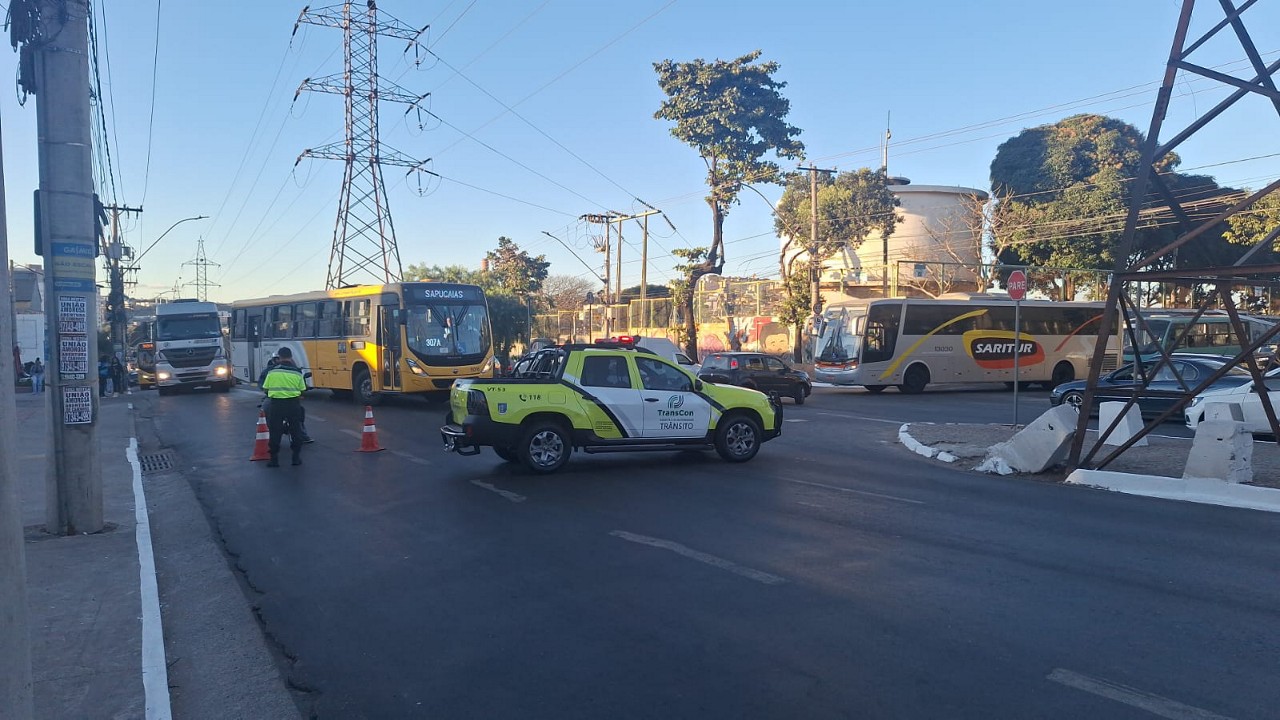 Avenida Babita Camargos é interditada nos dois sentidos em Contagem  