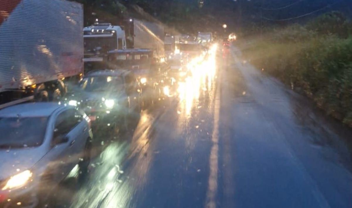 BR-381 tem trânsito praticamente parado no sentido BH, na altura de Ravena, em Sabará 
