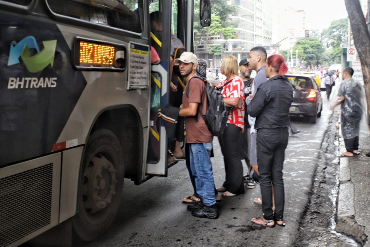 Pessoas aguardam para embarcar no transporte público em Belo Horizonte