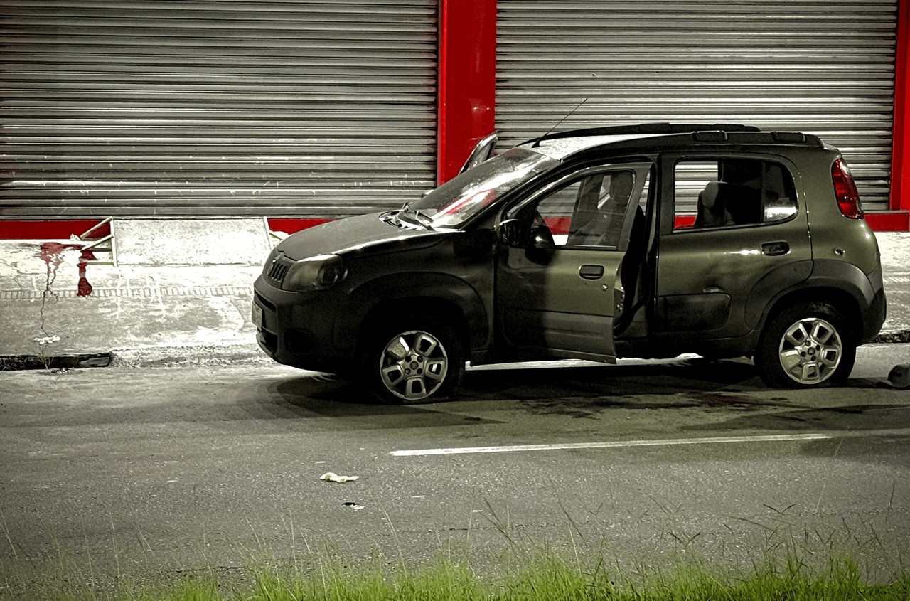 Carro em que estavam os suspeitos ficou com diversas marcas de tiro na avenida Firmo de Matos