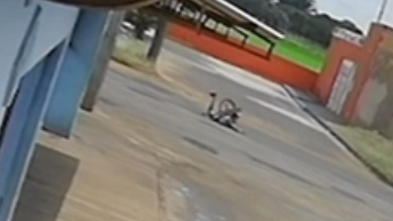 Criança se acidentou ao cair de bicicleta em um cruzamento de via
