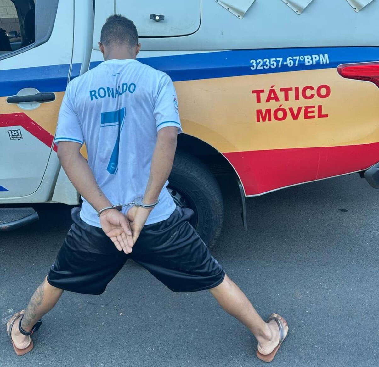 Nem mesmo a algema impediu a pose da comemoração típica do atacante português