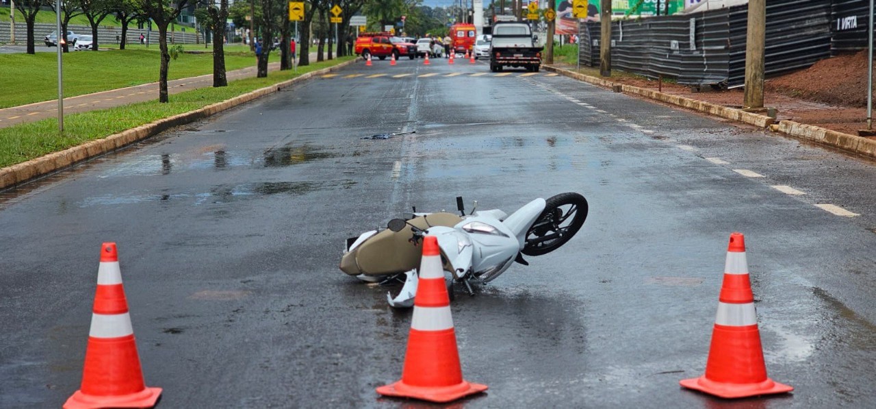 Motociclista ficou presa na roda dianteira do carro